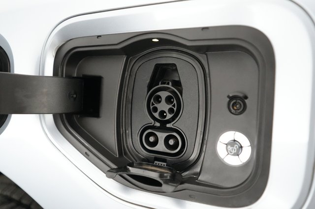 2022 Ford F-150 Lightning — photo 8 of 16
