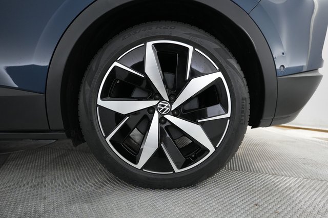 2023 Volkswagen ID.4 — photo 17 of 21