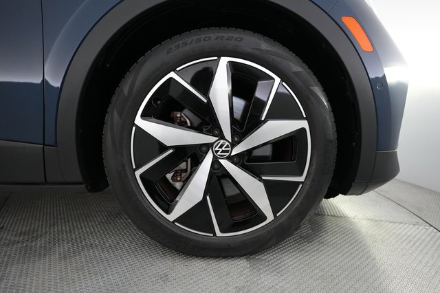 2023 Volkswagen ID.4 — photo 16 of 21