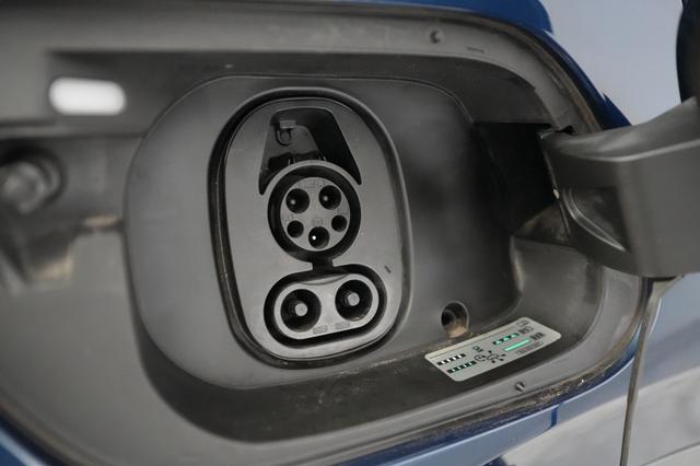 2023 Volkswagen ID.4 — photo 8 of 21