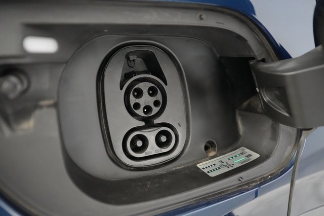 2023 Volkswagen ID.4 — photo 8 of 21