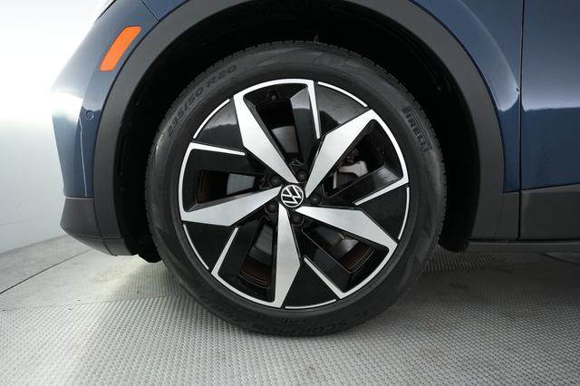 2023 Volkswagen ID.4 — photo 7 of 21