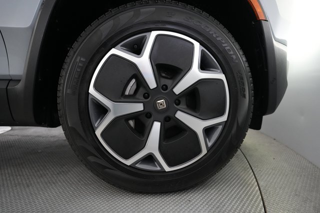 2023 Rivian R1S — photo 16 of 22