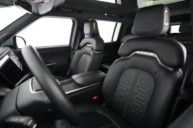 2023 Rivian R1S — photo 3 of 22
