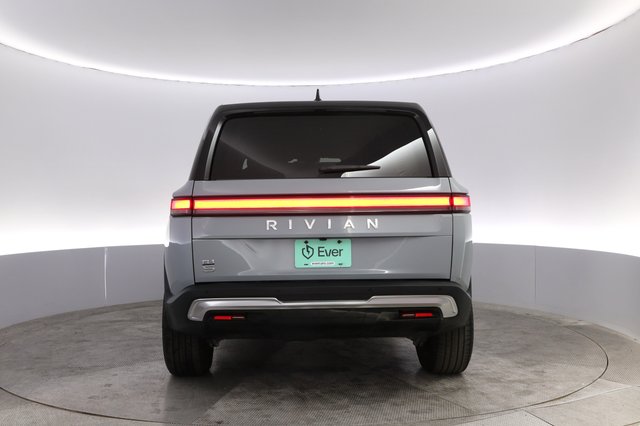2023 Rivian R1S — photo 12 of 22