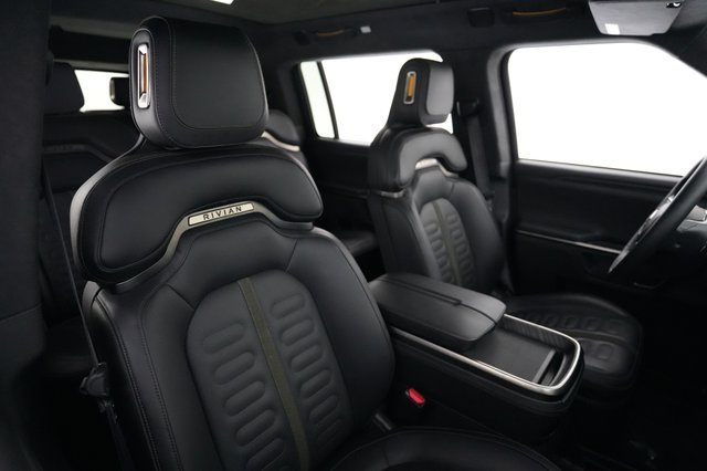 2023 Rivian R1S — photo 18 of 22