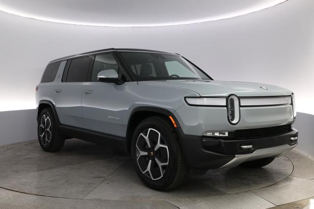 2023 Rivian R1S — photo 10 of 22