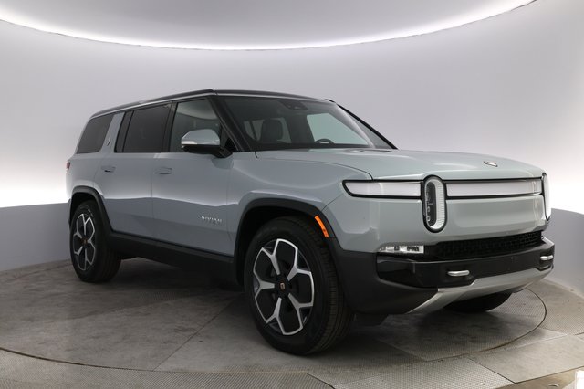 2023 Rivian R1S — photo 10 of 22