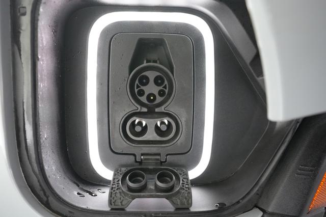 2023 Rivian R1S — photo 8 of 22