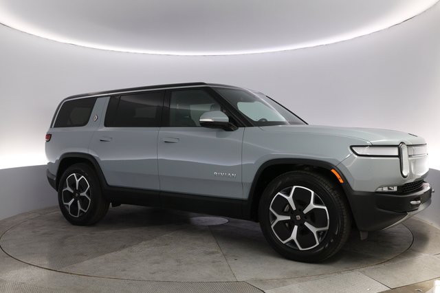 2023 Rivian R1S — photo 11 of 22