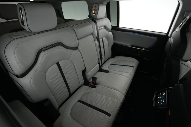 2023 Rivian R1S — photo 4 of 23
