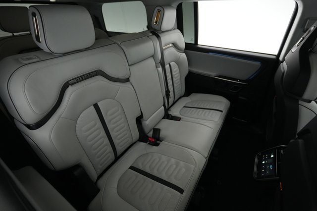 2023 Rivian R1S — photo 4 of 23