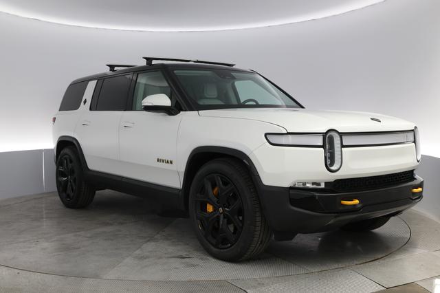 2023 Rivian R1S — photo 10 of 23