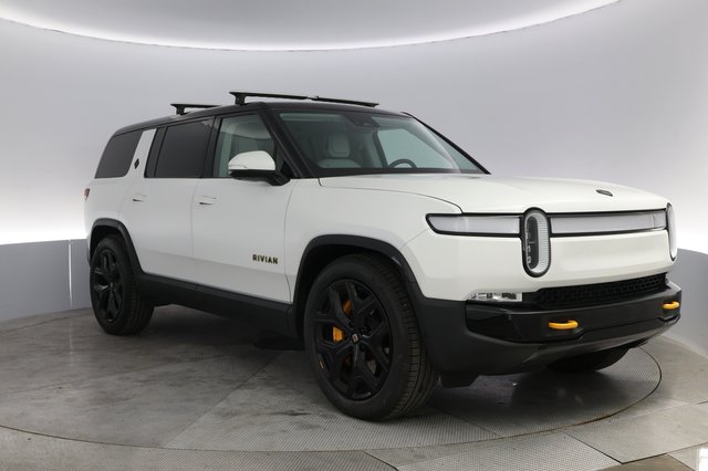 2023 Rivian R1S — photo 10 of 23