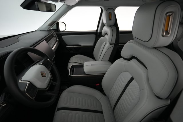 2023 Rivian R1S — photo 3 of 23