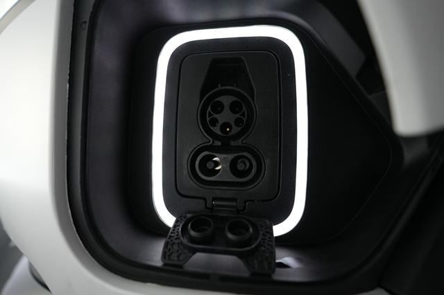 2023 Rivian R1S — photo 8 of 23