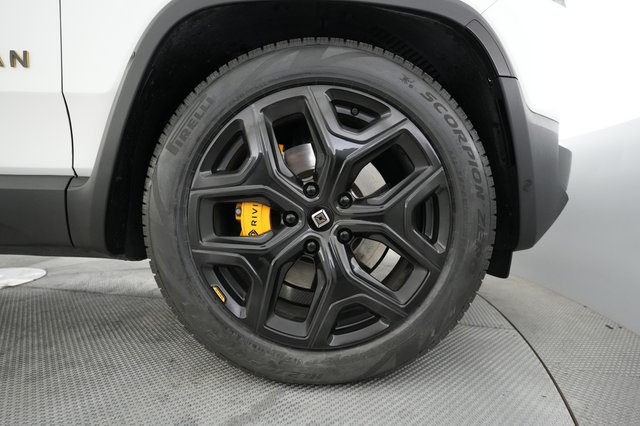 2023 Rivian R1S — photo 17 of 23
