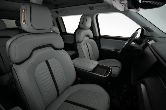 2023 Rivian R1S — photo 18 of 23