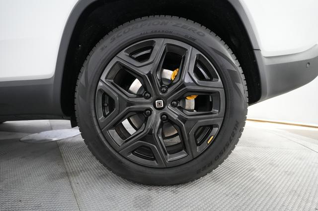 2023 Rivian R1S — photo 7 of 23