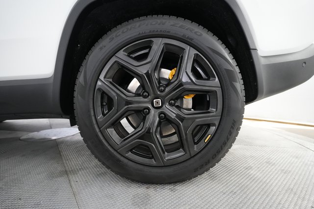 2023 Rivian R1S — photo 7 of 23