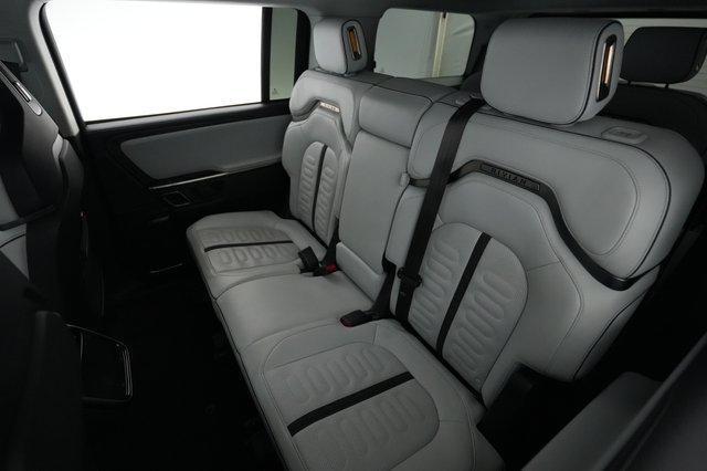 2023 Rivian R1S — photo 19 of 23