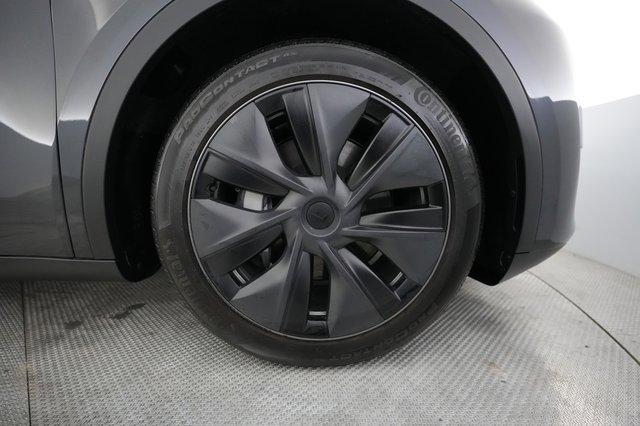 2024 Tesla Model Y — photo 16 of 21
