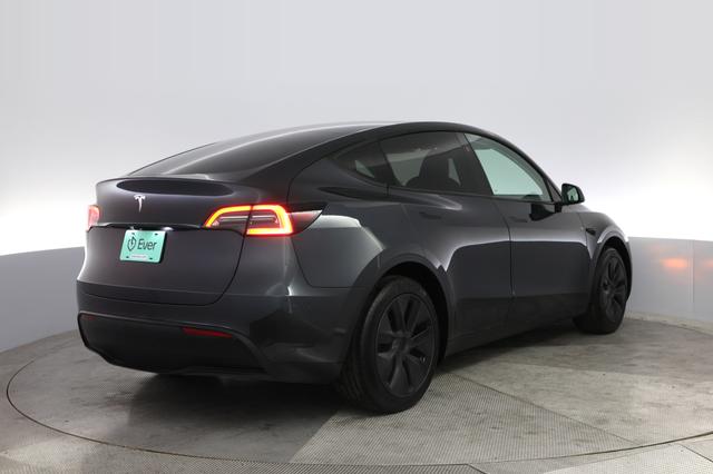 2024 Tesla Model Y — photo 2 of 21