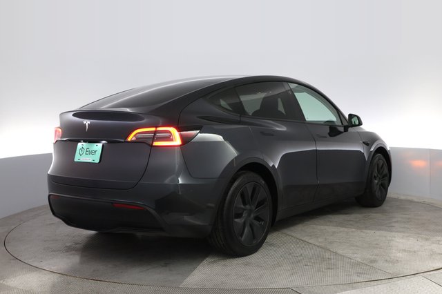 2024 Tesla Model Y — photo 2 of 21
