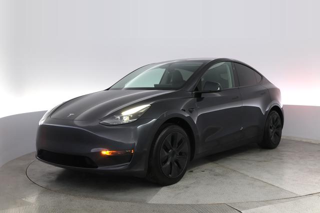2024 Tesla Model Y — VIN 7SAYGDED0RF213811