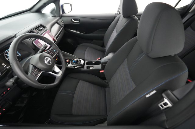 2025 Nissan LEAF — photo 3 of 20