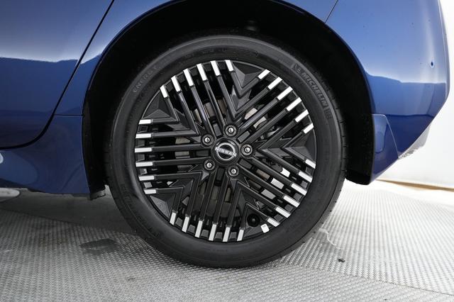 2025 Nissan LEAF — photo 7 of 20