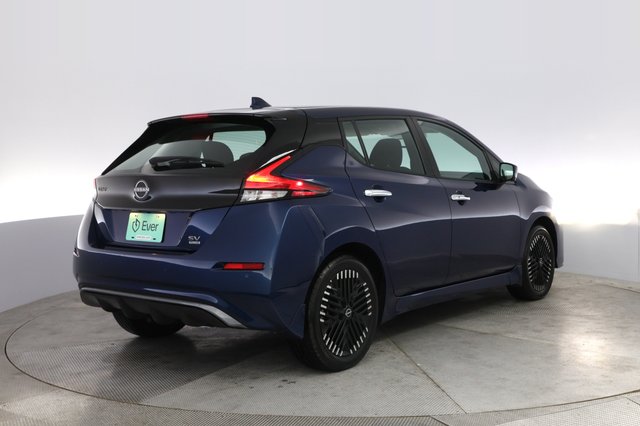 2025 Nissan LEAF — photo 2 of 20