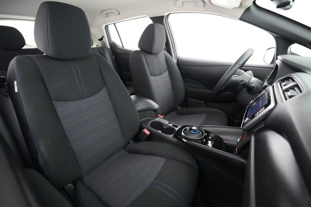 2025 Nissan LEAF — photo 18 of 20