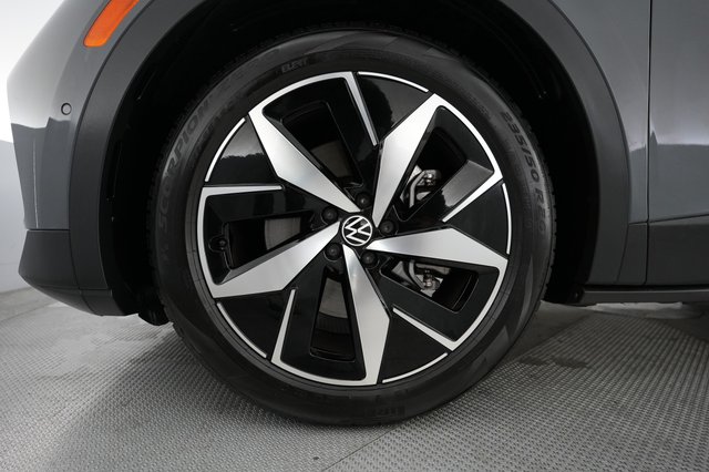2023 Volkswagen ID.4 — photo 17 of 20