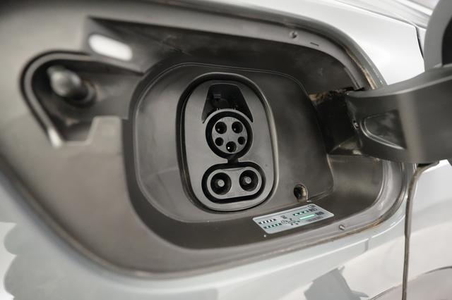 2023 Volkswagen ID.4 — photo 8 of 20