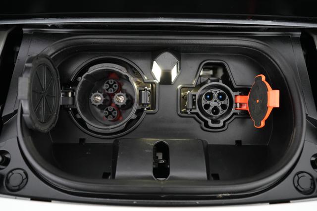 2025 Nissan LEAF — photo 8 of 20