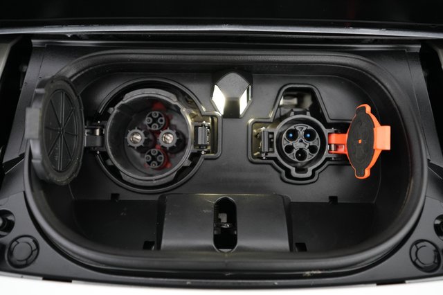 2025 Nissan LEAF — photo 8 of 20