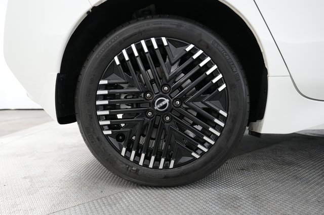 2025 Nissan LEAF — photo 15 of 20