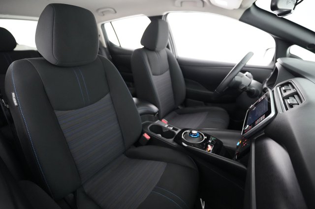 2025 Nissan LEAF — photo 18 of 20