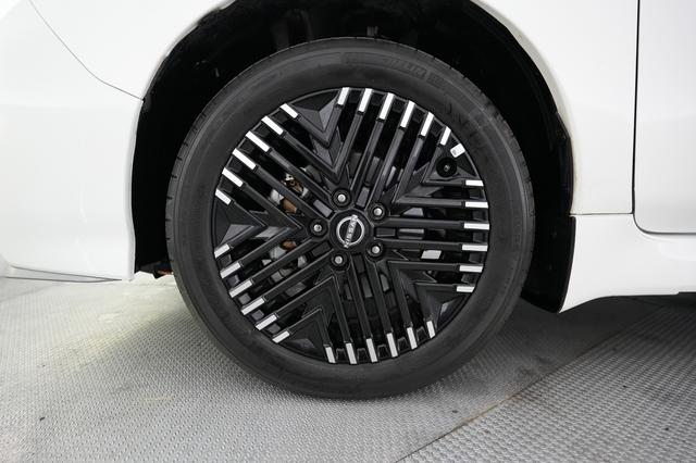2025 Nissan LEAF — photo 7 of 20