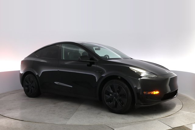 2025 Tesla Model Y — photo 11 of 21