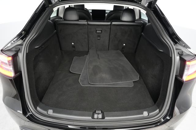 2025 Tesla Model Y — photo 6 of 21