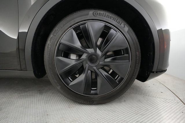 2025 Tesla Model Y — photo 16 of 21