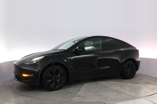 2025 Tesla Model Y — photo 14 of 21