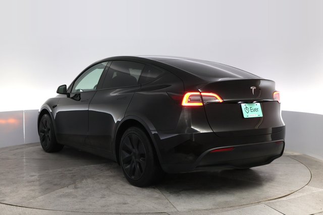 2025 Tesla Model Y — photo 13 of 21