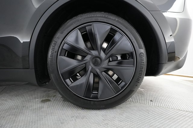 2025 Tesla Model Y — photo 17 of 21