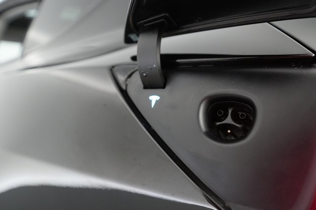 2025 Tesla Model Y — photo 8 of 21