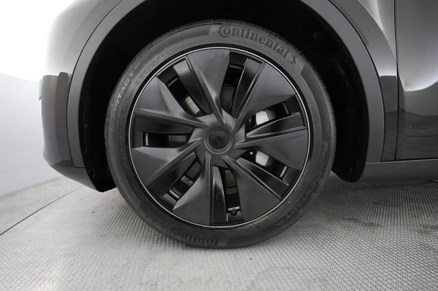 2025 Tesla Model Y — photo 7 of 21