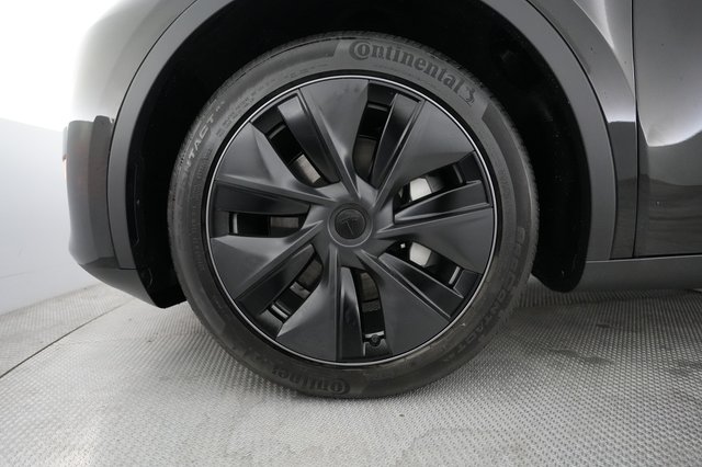 2025 Tesla Model Y — photo 7 of 21