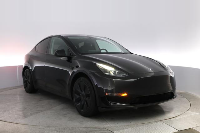 2025 Tesla Model Y — photo 10 of 21